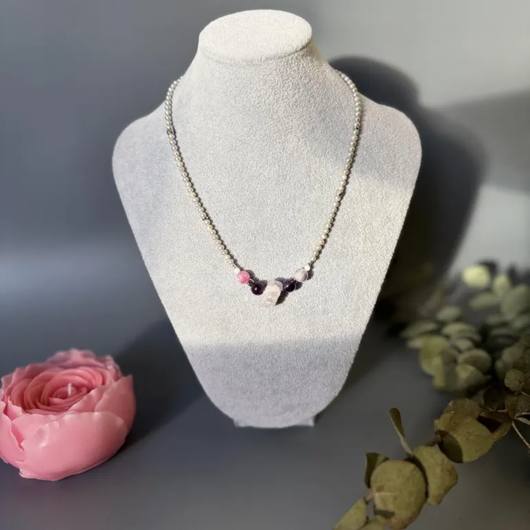 Колье из жемчуга с крупным необработанным флюоритом, аметистом и розовым. кварцем