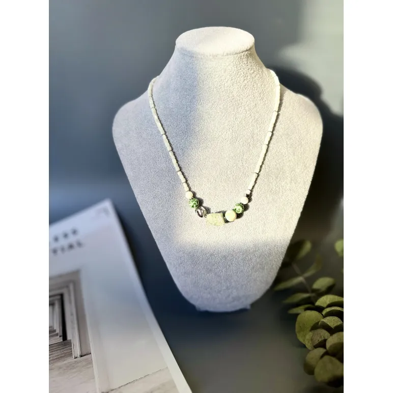 Колье с крупным необработанным флюоритом и перламутром