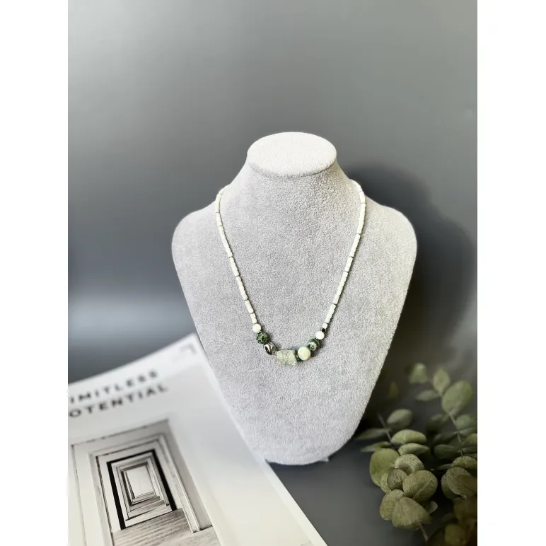 Колье с крупным необработанным флюоритом и перламутром