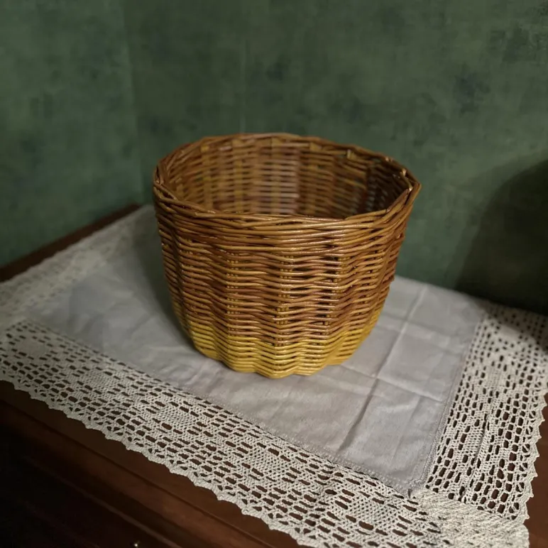 Плетеное кашпо из бумажной лозы