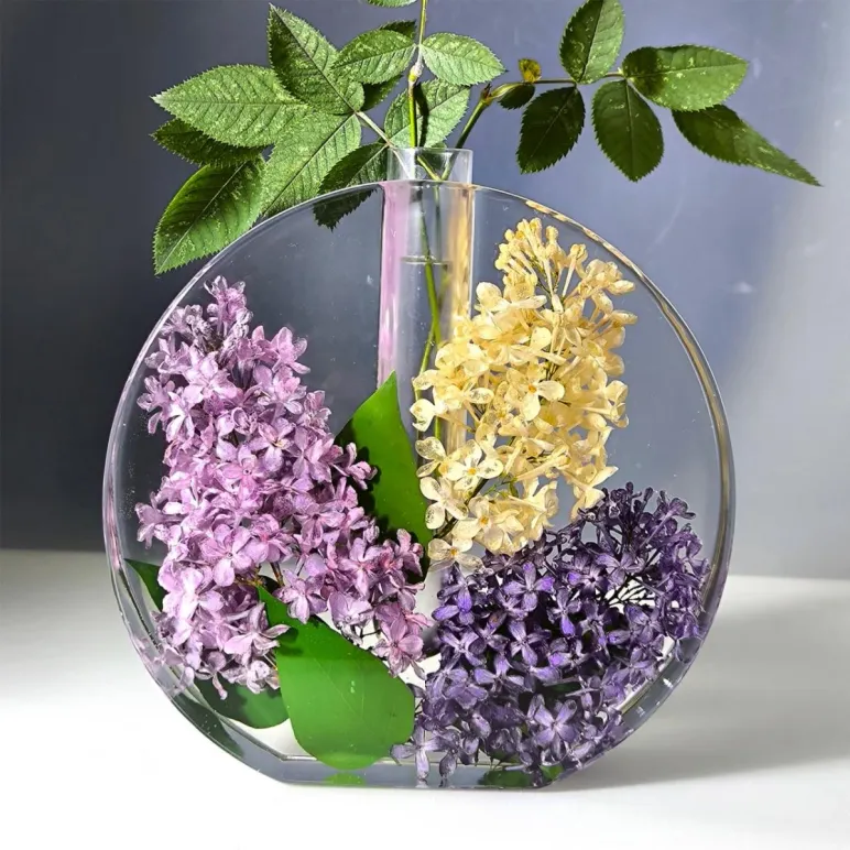 Ваза с колбой для одного цветка с настоящей сиренью внутри