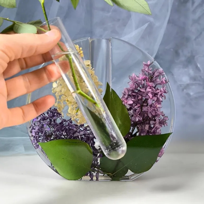 Ваза с колбой для одного цветка с настоящей сиренью внутри