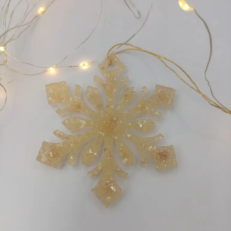 Снежинка на ёлку пудрово-бежевая