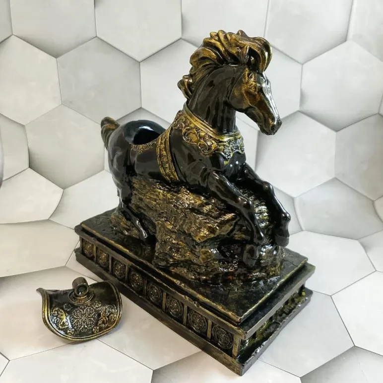 Декоративная шкатулка-статуэтка из гипса ручной работы «Конь Вороной»