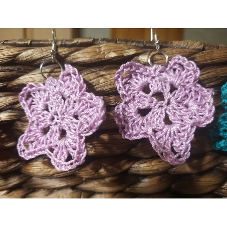 Вязанные сережки звездочки красные