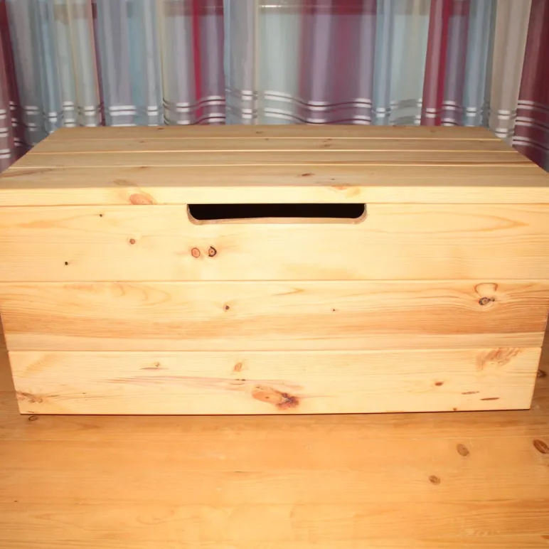 Сундук из массива ели