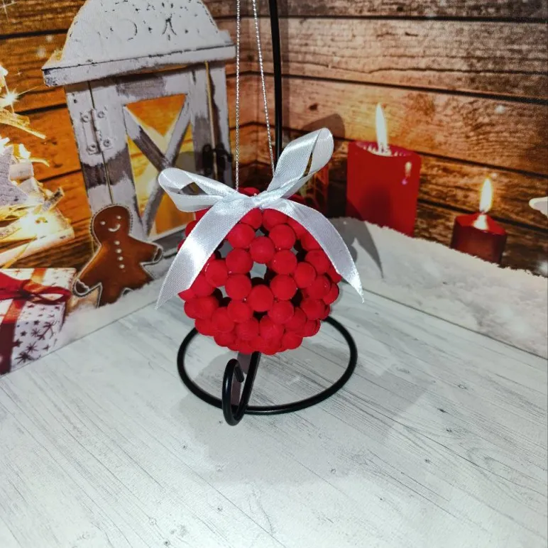 Ёлочный шар из бархатных бусин