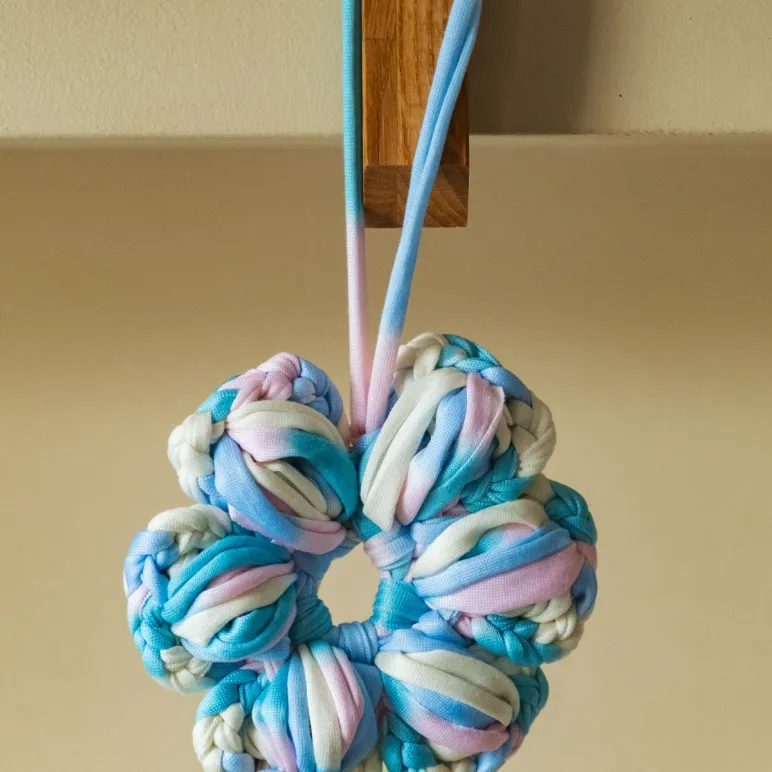 Вязанный цветок цветной