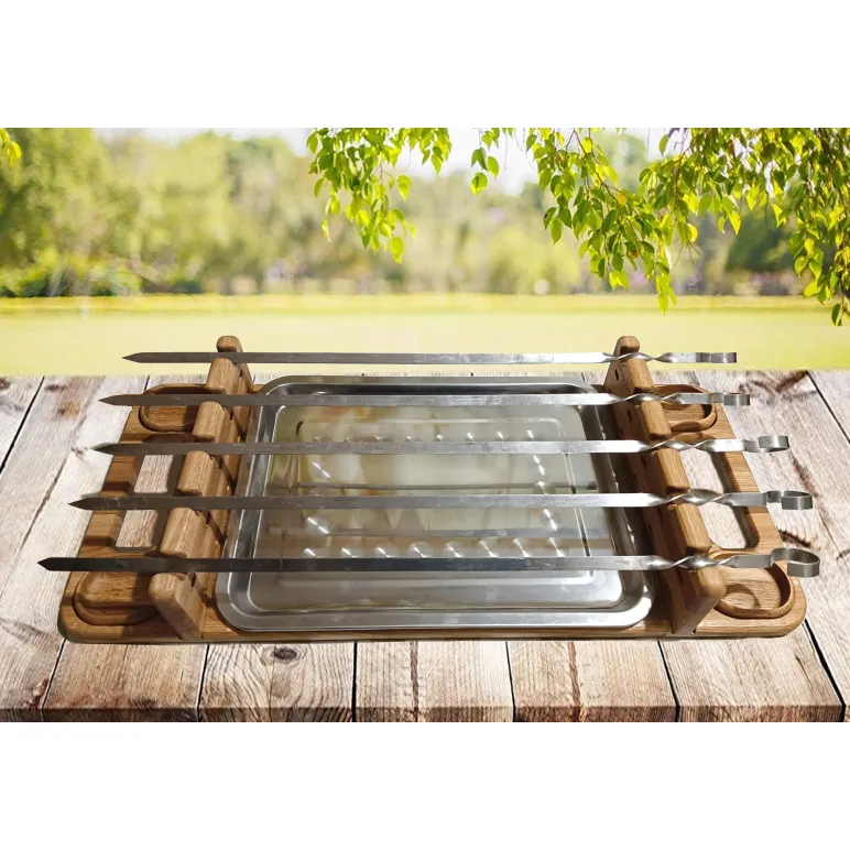 Поднос из дуба для подачи шашлыка к столу.