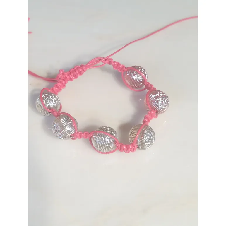 Браслет макраме из больших бусин и розового шнура