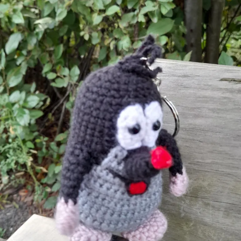 Вязаный крючком брелок Крот