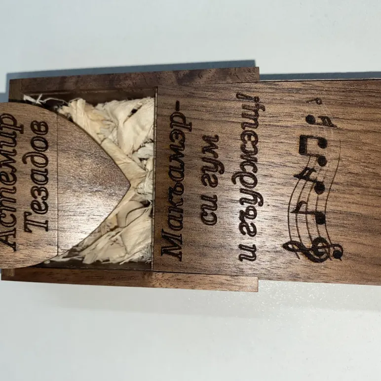 Флешка деревянная в футляре с гравировкой