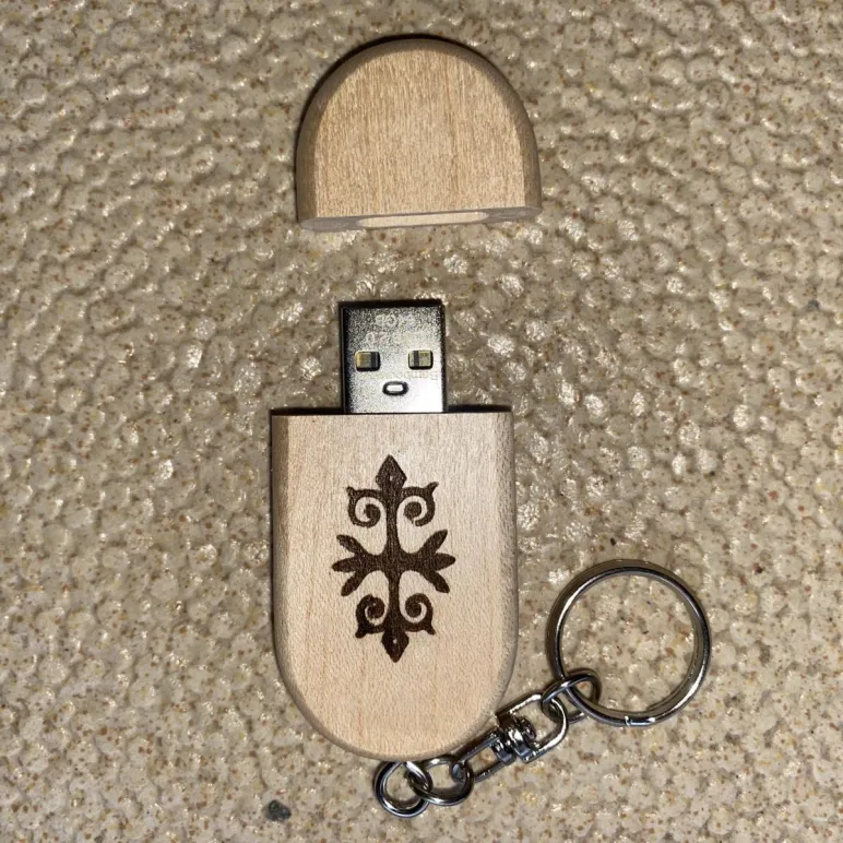 Флешка деревянная в футляре с гравировкой