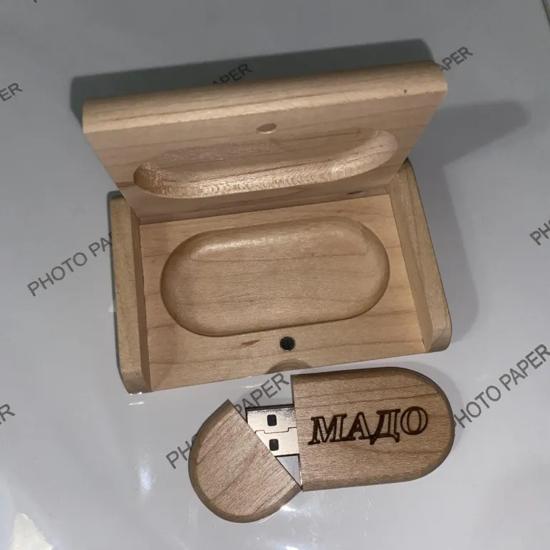 Флешка деревянная в футляре с гравировкой