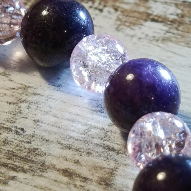 Браслет из чароита и кварцев