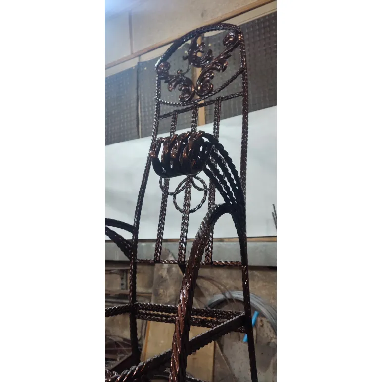 Трон из металлической проволоки