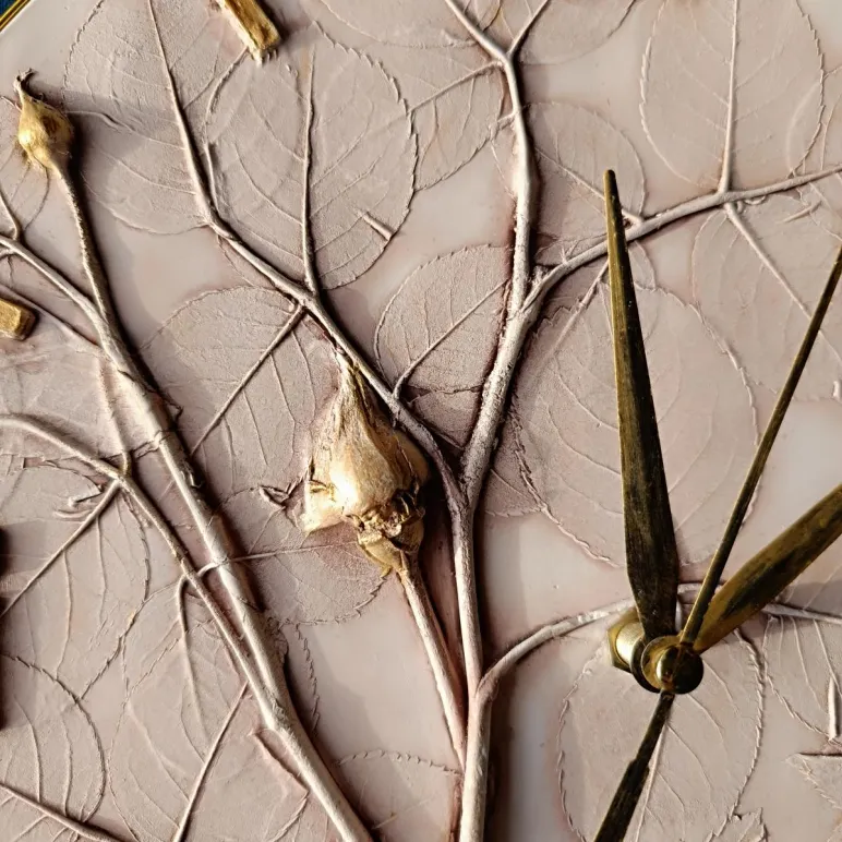 ,, Бутоны роз " часы с барельефом розы.