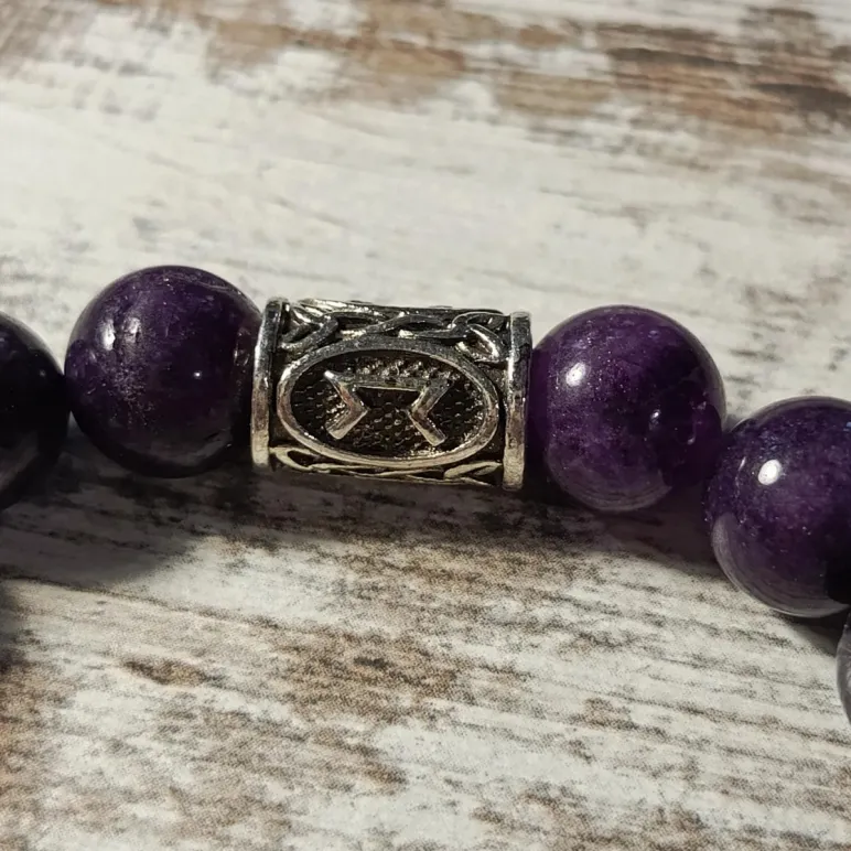 Браслет из чароита с кварцем и рунами