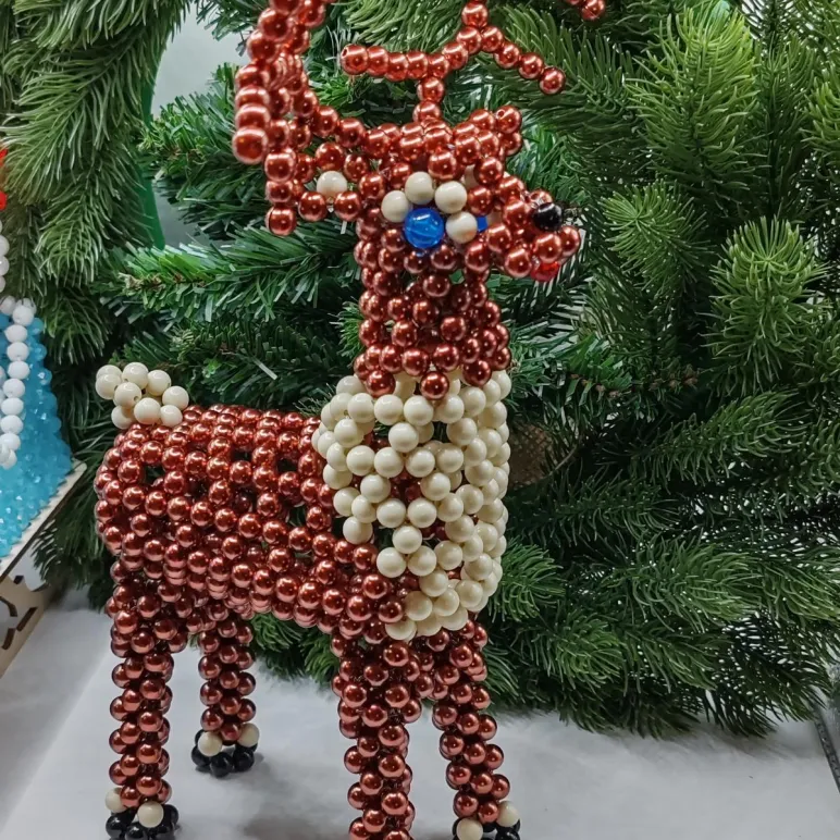 Олень из бусин