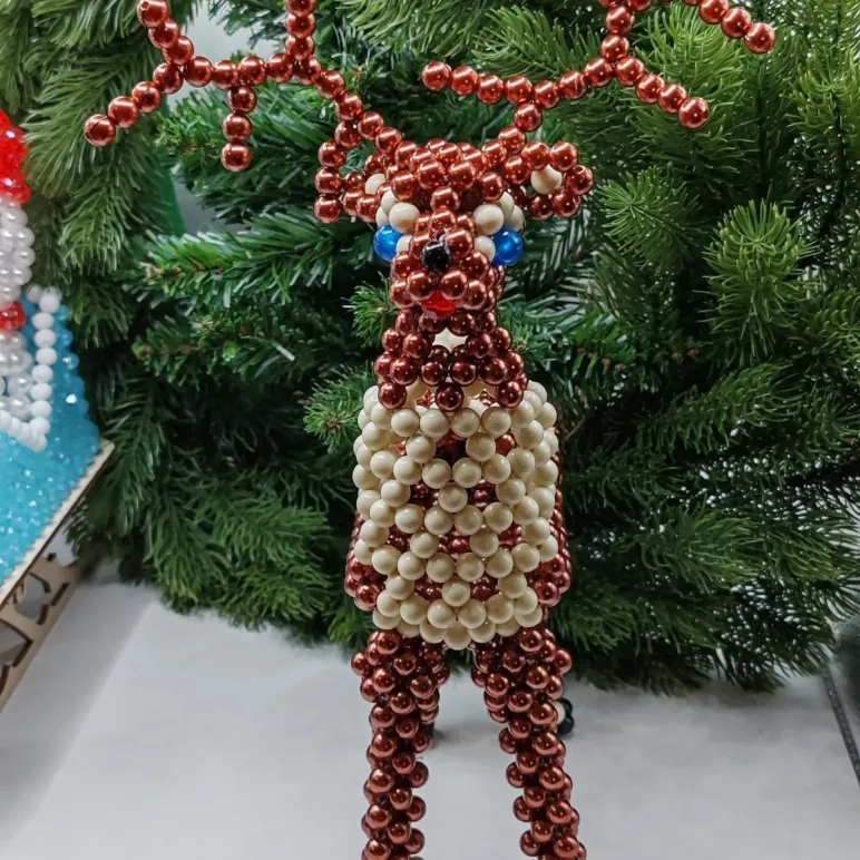 Олень из бусин