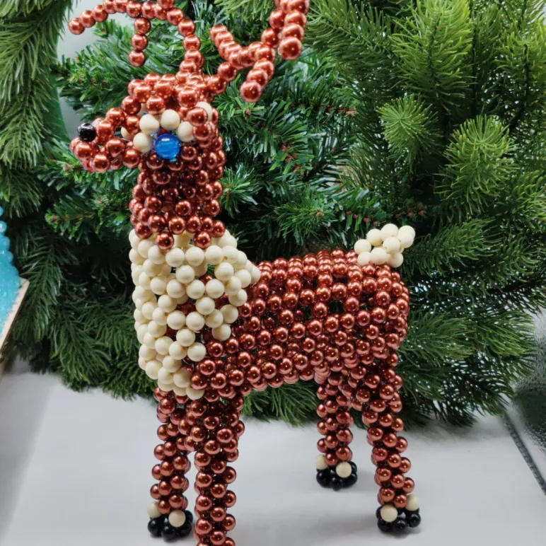 Олень из бусин