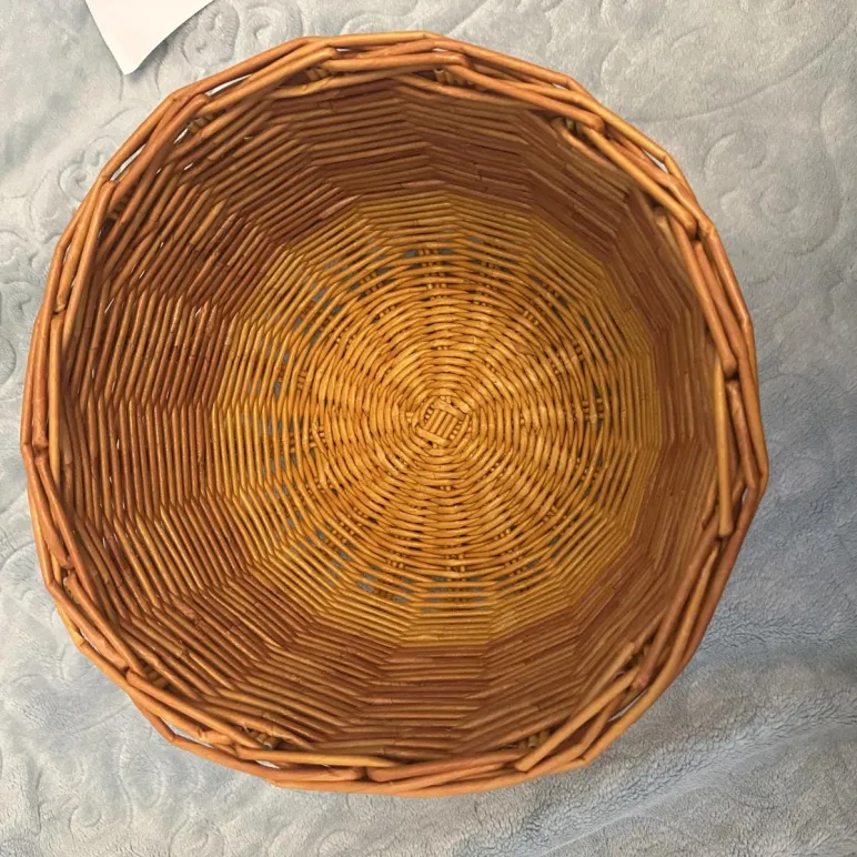 Плетеное кашпо из бумажной лозы