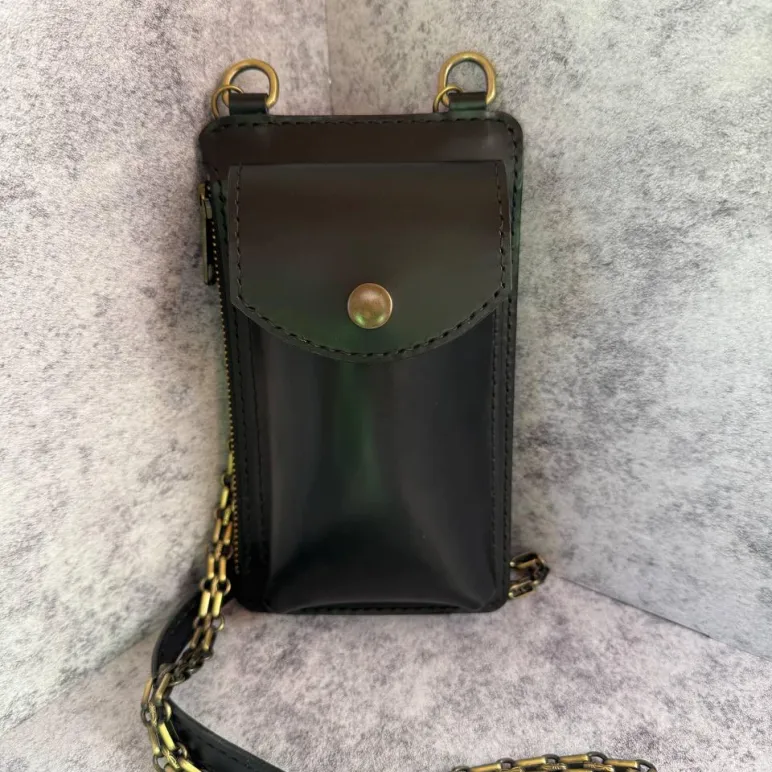 Сумка под телефон из натуральной кожи