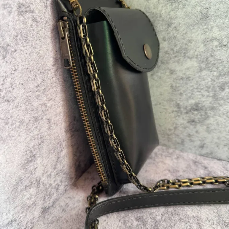 Сумка под телефон из натуральной кожи