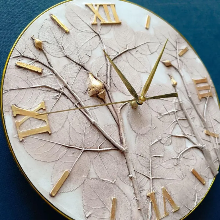 ,, Бутоны роз " часы с барельефом розы.