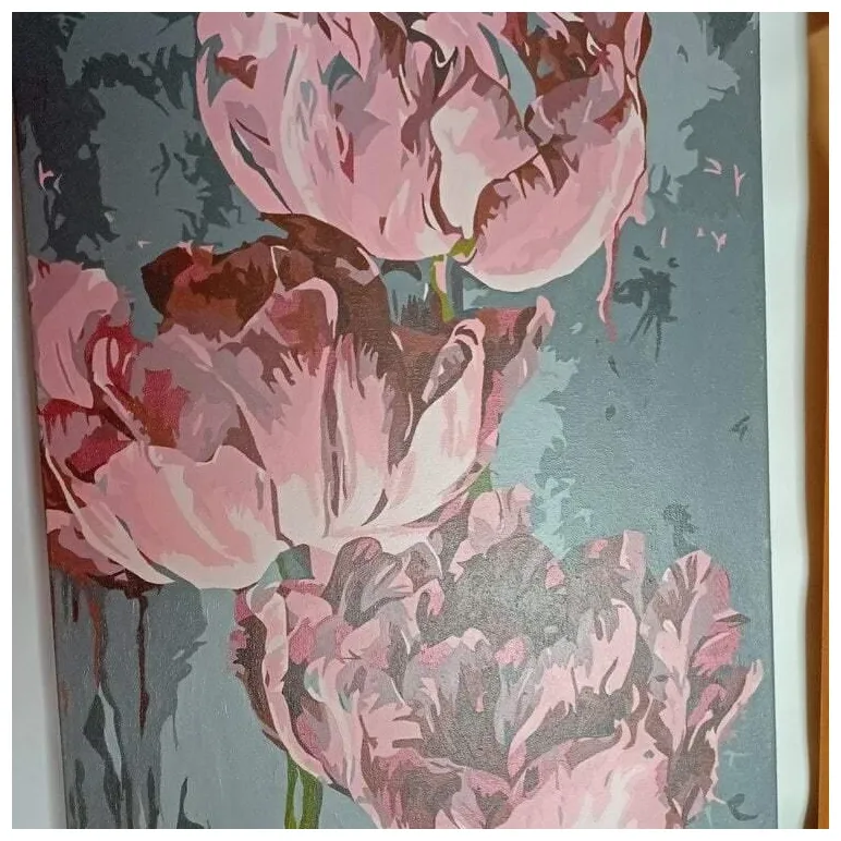 Картина для интерьера "Тюльпаны на сером фоне"
