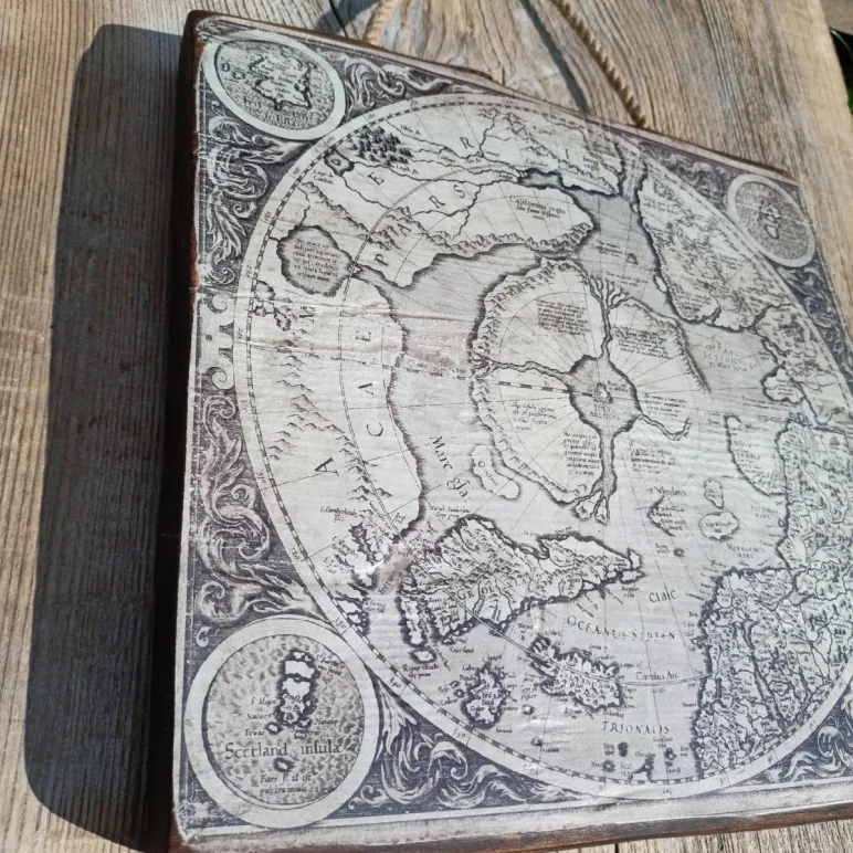 Карта мира на старинной доске