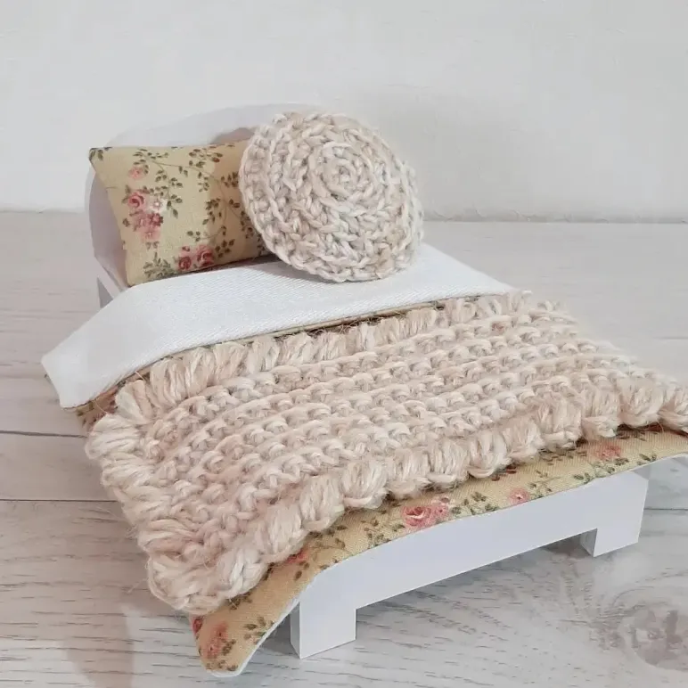Кроватка для кукол белая деревянная 16х10см.