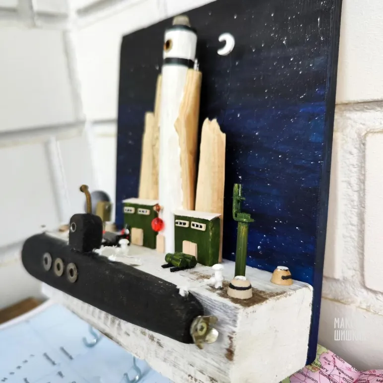 Ключница вешалка с подводной лодкой и маяком "Секретная база ВМФ"