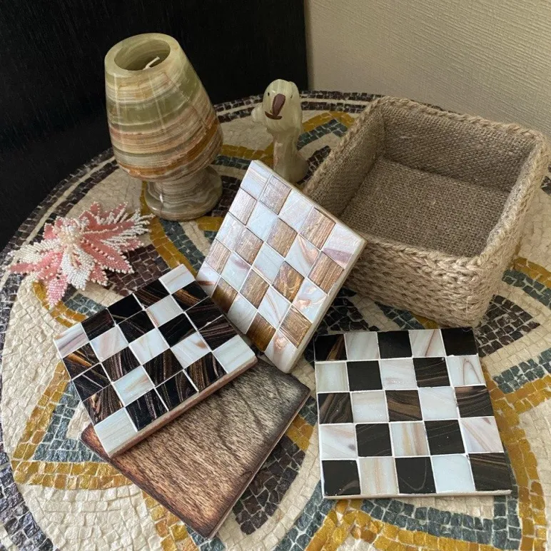 Подарочный набор подставок, декорированных мозаикой.