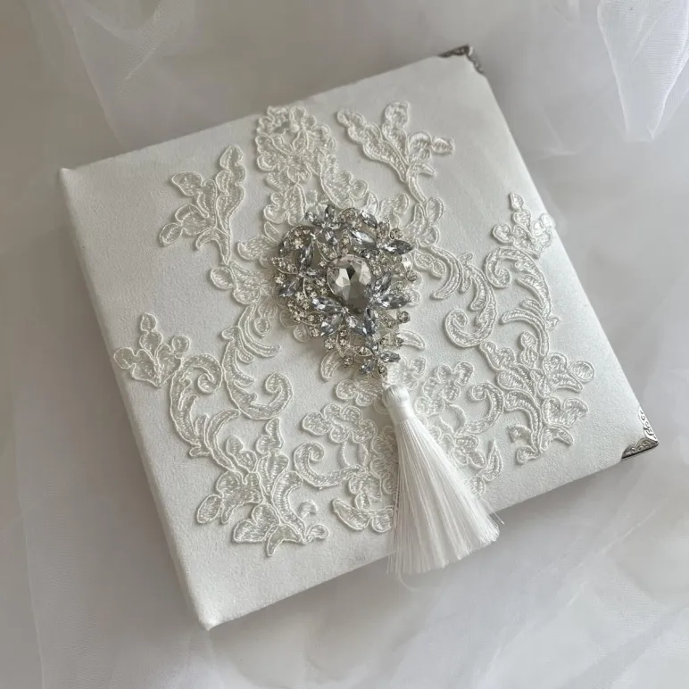 Фотоальбом свадебный белый с кружевом и брошью