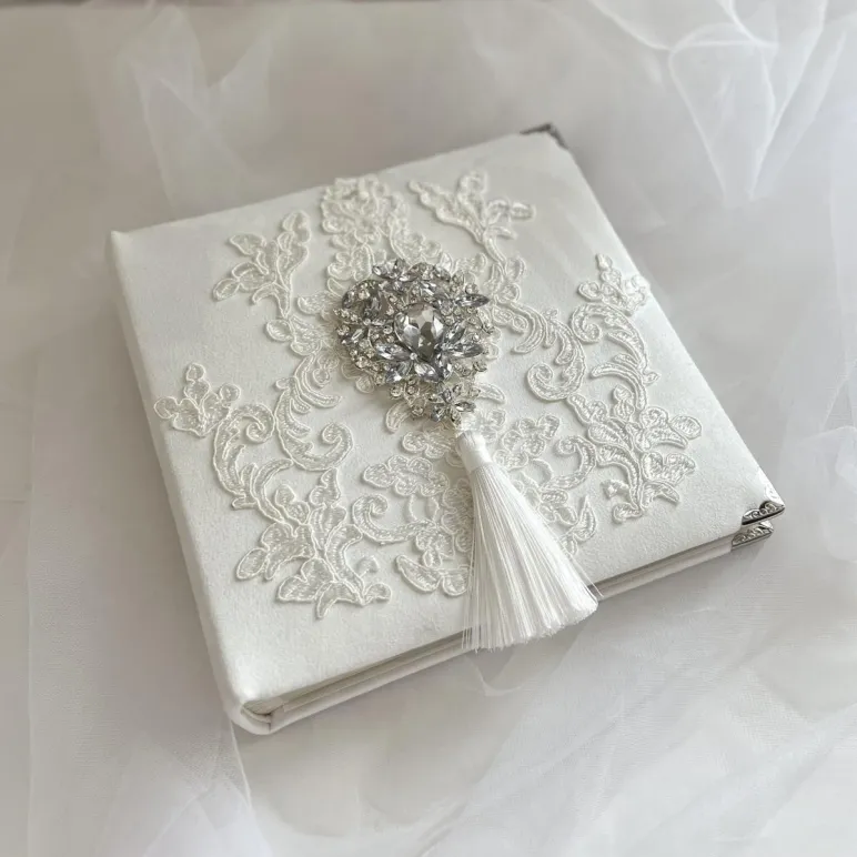 Фотоальбом свадебный белый с кружевом и брошью