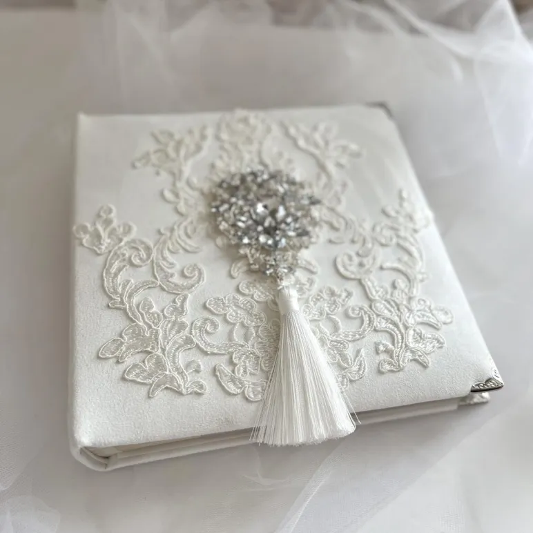 Фотоальбом свадебный белый с кружевом и брошью