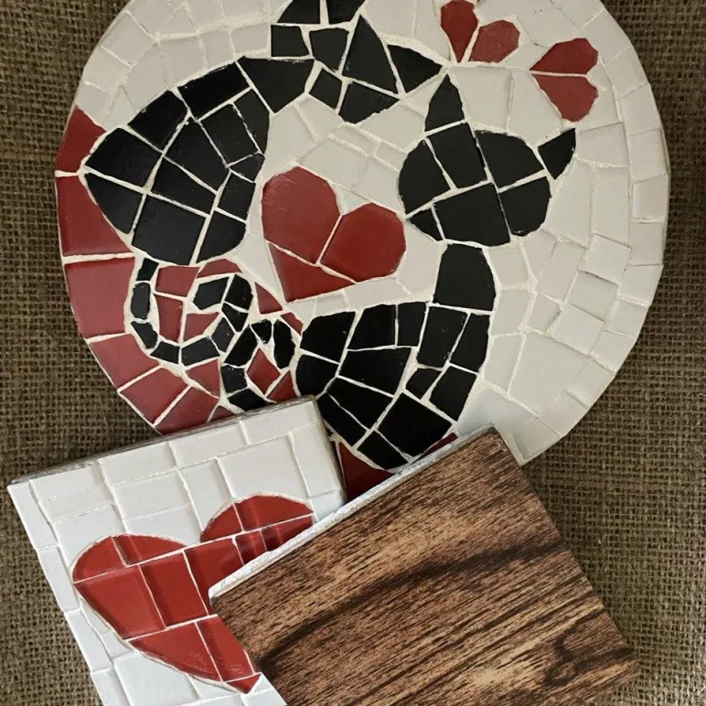 Подарочный набор подставок, декорированных мозаикой.