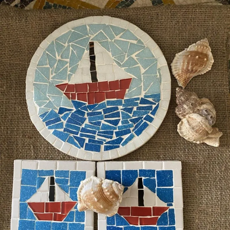 Подарочный набор подставок, декорированных мозаикой.