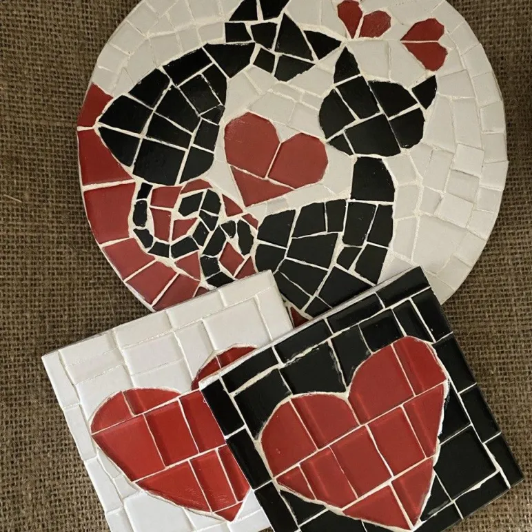 Подарочный набор подставок, декорированных мозаикой.