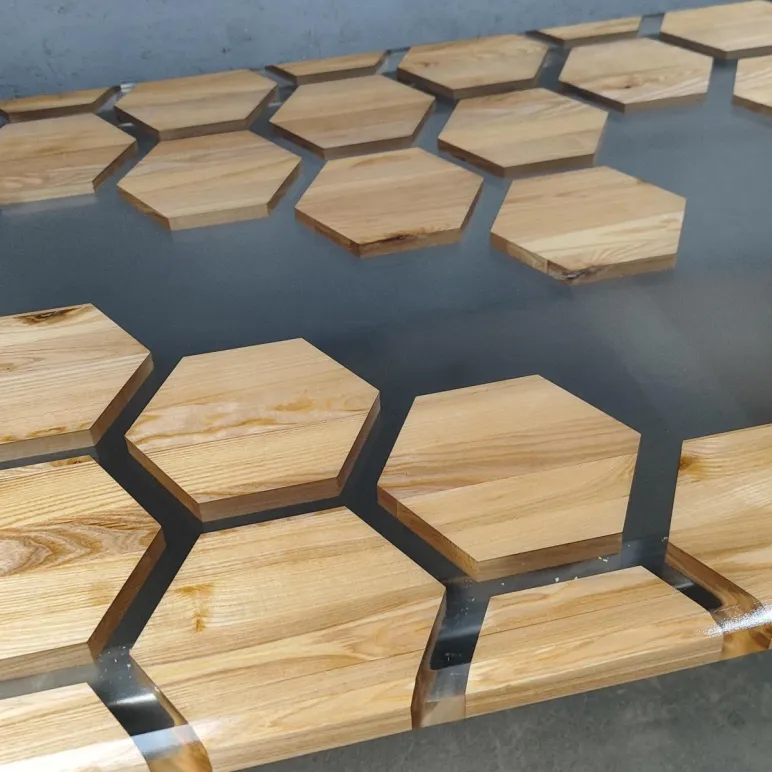 Стол из массива дуба и эпоксидной смолы Соты река