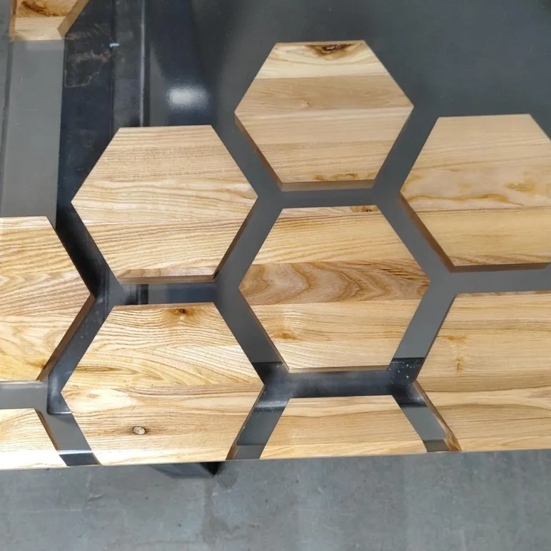 Стол из массива дуба и эпоксидной смолы Соты река