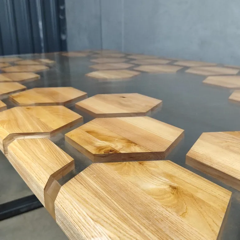 Стол из массива дуба и эпоксидной смолы Соты река