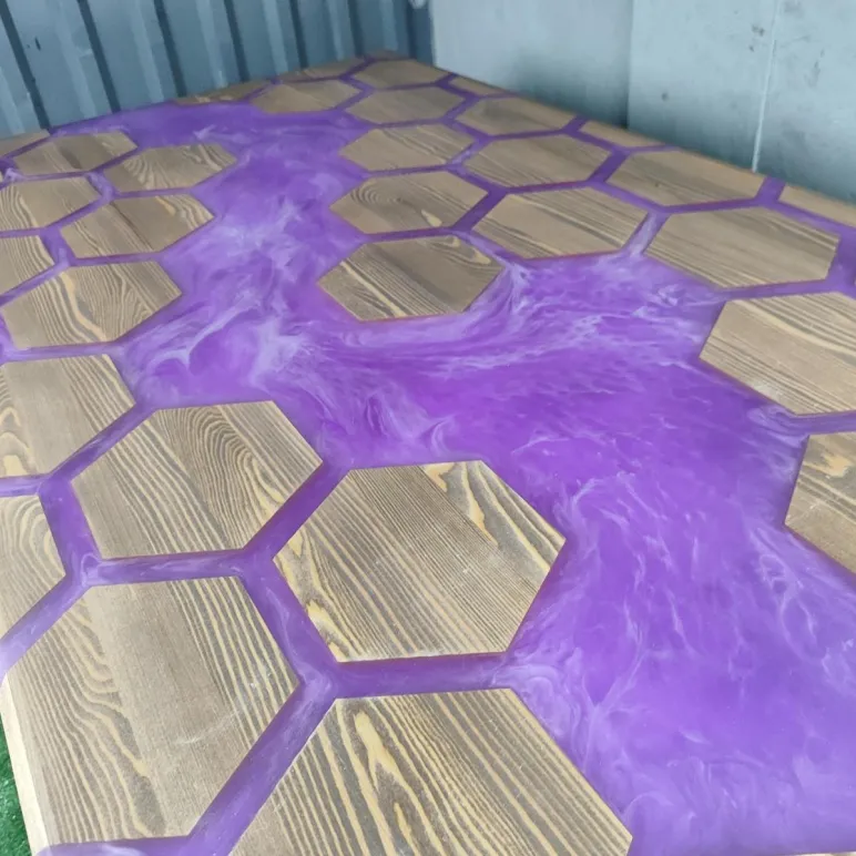 Стол из массива дуба и эпоксидной смолы река