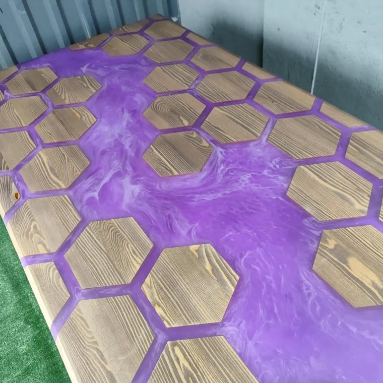 Стол из массива дуба и эпоксидной смолы река