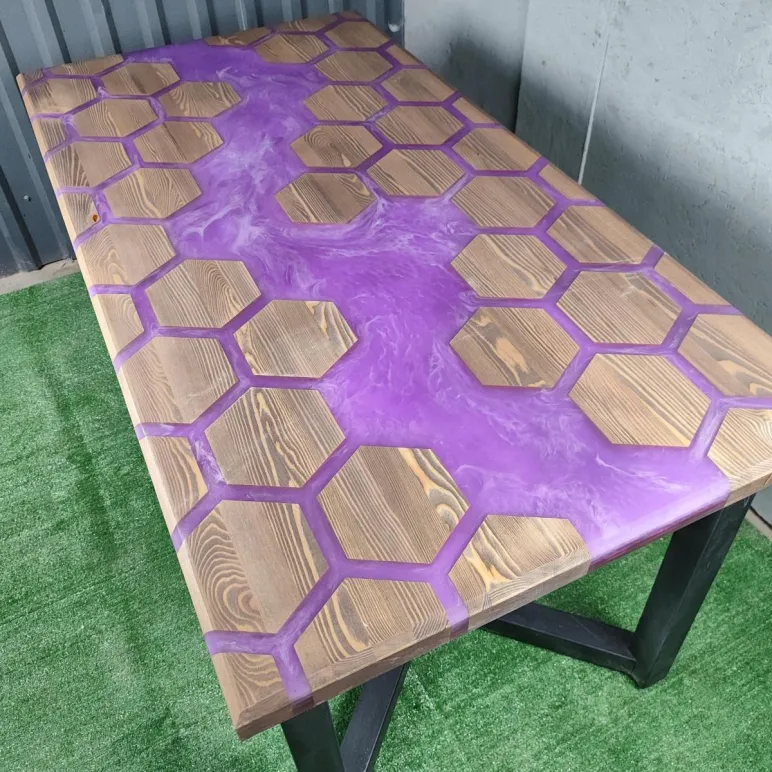 Стол из массива дуба и эпоксидной смолы река