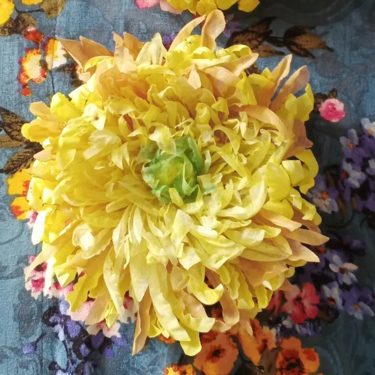 Брошь цветок из шелка Хризантема