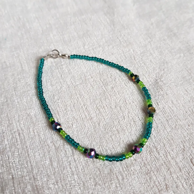 Браслеты из бисера с бусинами и кристаллами