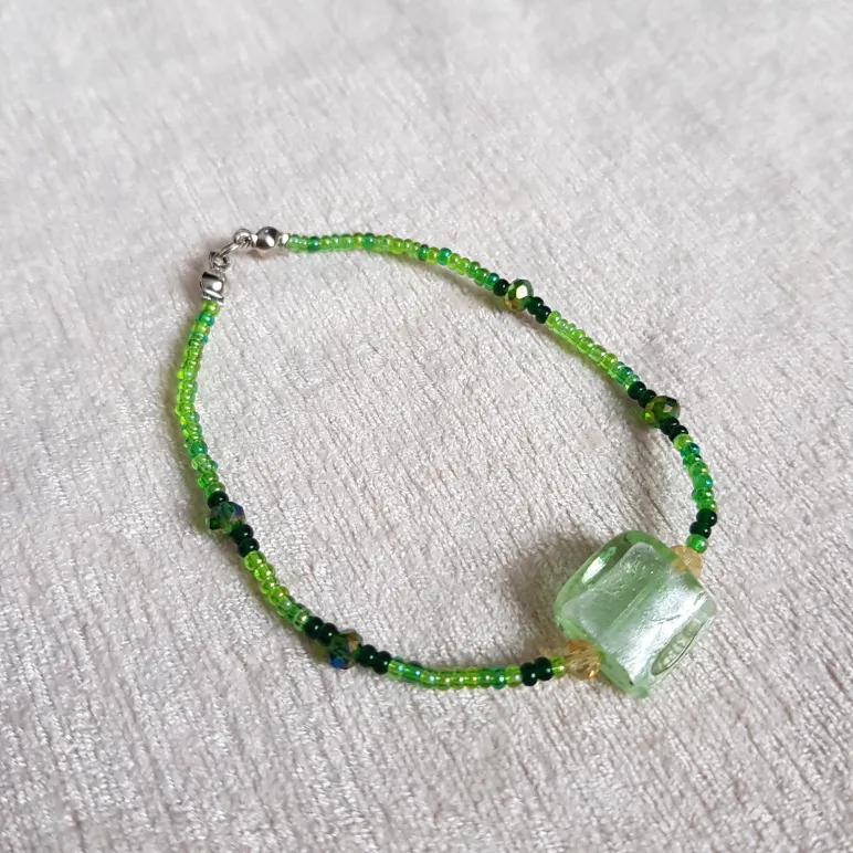 Браслеты из бисера с бусинами и кристаллами