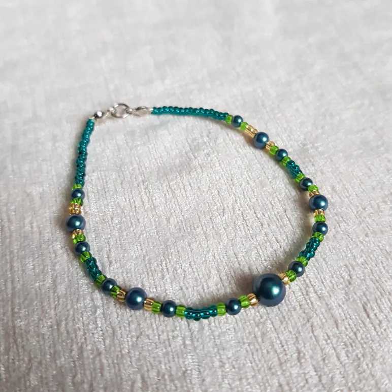 Браслеты из бисера с бусинами и кристаллами